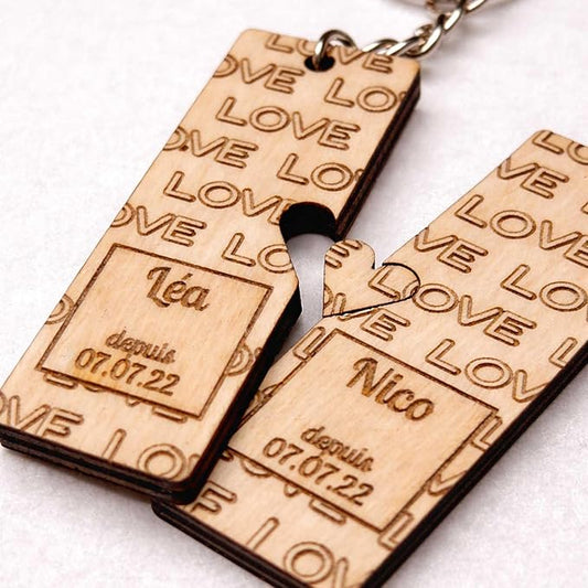 Porte-clés Couple Personnalisé en Bois – Duo Amoureux à Cœur Assemblé – Prénoms & Date Gravés – Cadeau Saint-Valentin, Anniversaire, Mariage – Design