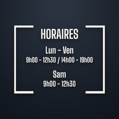 Sticker horaires compact : titre HORAIRES et deux blocs jours / horaires, vinyle blanc sur vitrine sombre