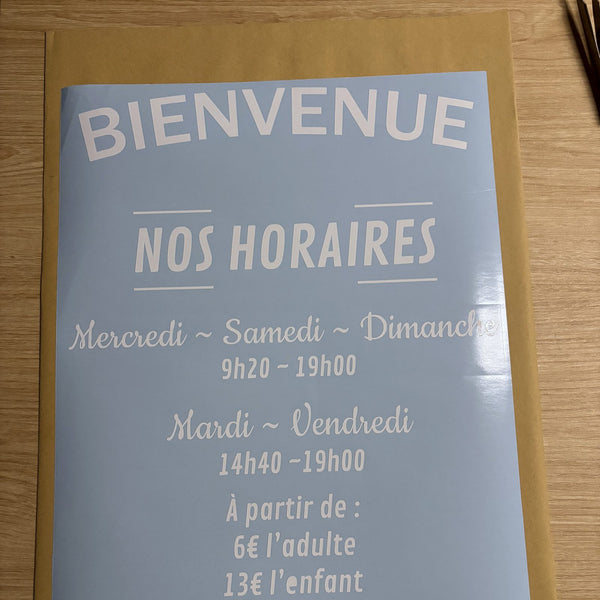 Sticker horaires Bienvenue en vinyle blanc sur son film de transfert, avant pose