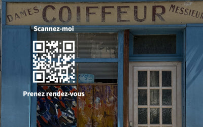 Sticker QR code « Scannez-moi » posé sur la vitrine d'un salon de coiffure pour recueillir des avis Google
