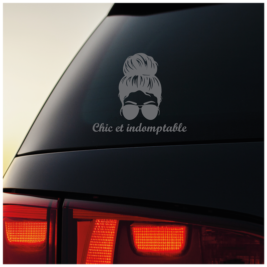Sticker “Chic et indomptable” V1 – Autocollant femme forte et stylée – Humour – Girl power