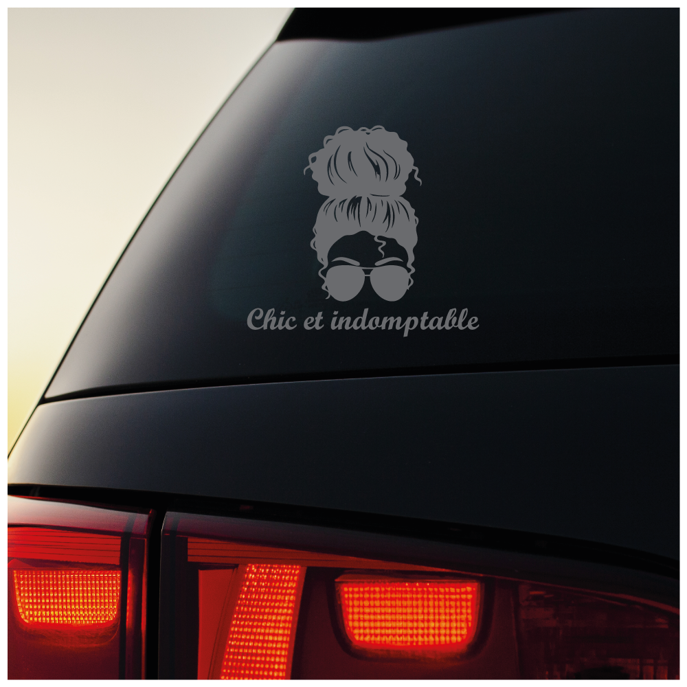 Sticker “Chic et indomptable” V2 – Autocollant femme forte et stylée – Humour – Girl power