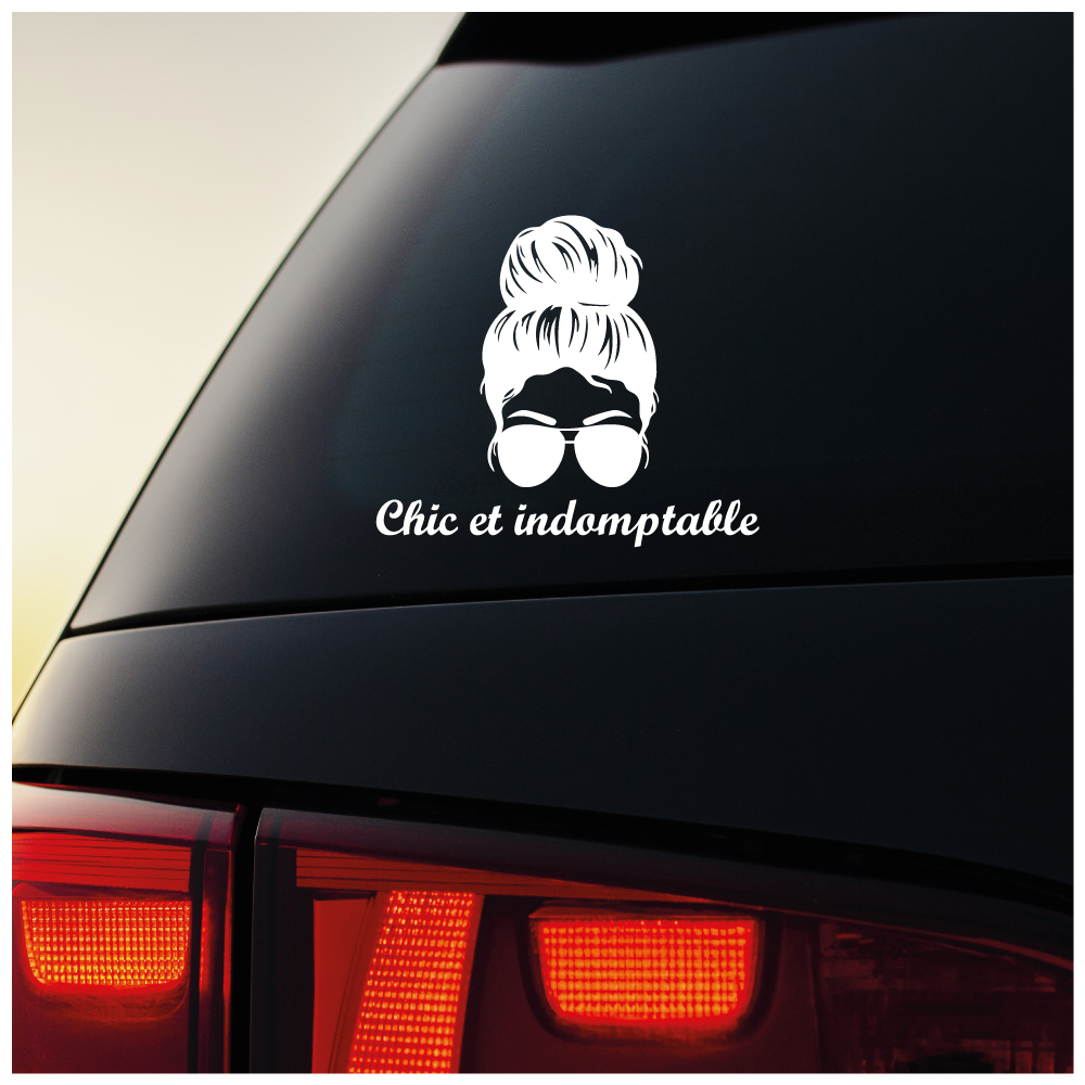 Sticker “Chic et indomptable” V1 – Autocollant femme forte et stylée – Humour – Girl power
