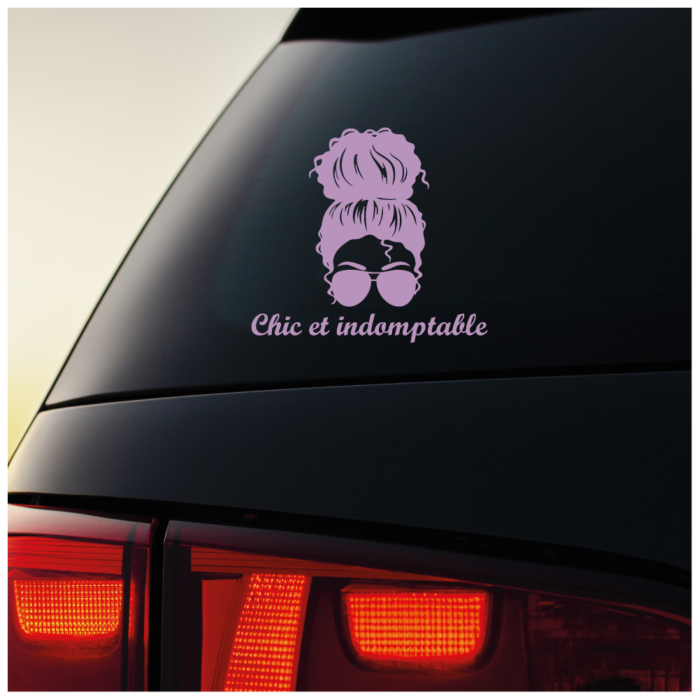 Sticker “Chic et indomptable” V2 – Autocollant femme forte et stylée – Humour – Girl power