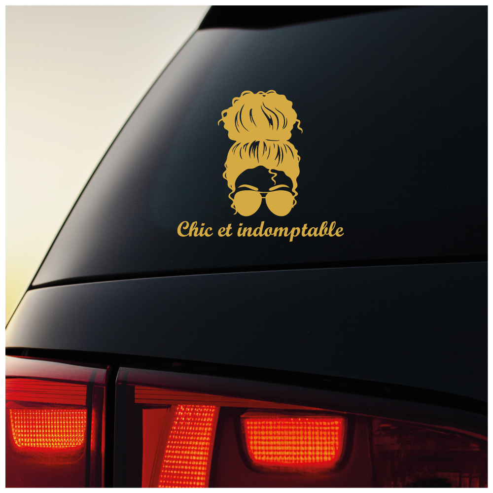 Sticker “Chic et indomptable” V2 – Autocollant femme forte et stylée – Humour – Girl power