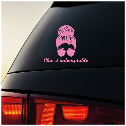 Sticker “Chic et indomptable” V1 – Autocollant femme forte et stylée – Humour – Girl power
