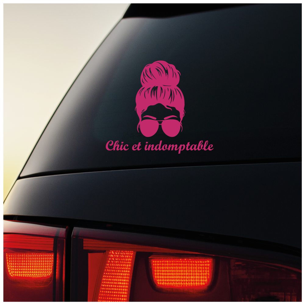 Sticker “Chic et indomptable” V1 – Autocollant femme forte et stylée – Humour – Girl power