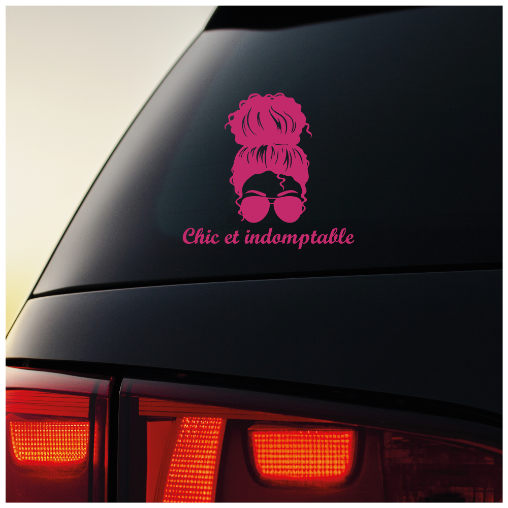 Sticker “Chic et indomptable” V2 – Autocollant femme forte et stylée – Humour – Girl power