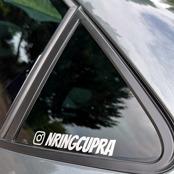Sticker Instagram posé sur une vitre de voiture, photo client