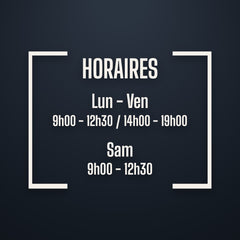 Sticker horaires compact : titre HORAIRES et deux blocs jours / horaires, vinyle blanc sur vitrine sombre