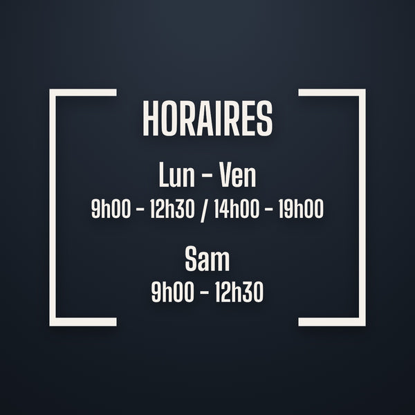 Sticker horaires compact : titre HORAIRES et deux blocs jours / horaires, vinyle blanc sur vitrine sombre