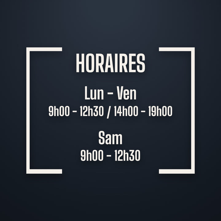 Sticker horaires compact : titre HORAIRES et deux blocs jours / horaires, vinyle blanc sur vitrine sombre