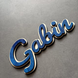 Prénom en bois Gabin, lettres bleues sur socle en bois naturel