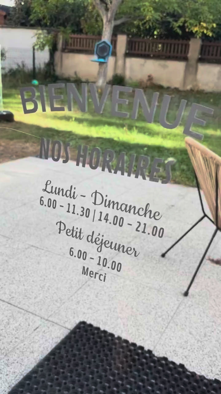 Tutoriel : poser un sticker horaires sur une vitrine en une minute