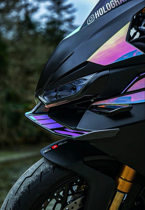 Sticker holographique personnalisé @holographik_660 sur bulle de moto sportive noire