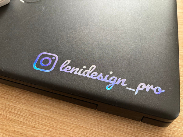 Sticker holographique personnalisé @lenidesign_pro sur ordinateur portable noir