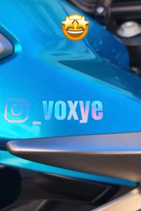 Sticker holographique personnalisé @_voxye sur carrosserie scooter bleu