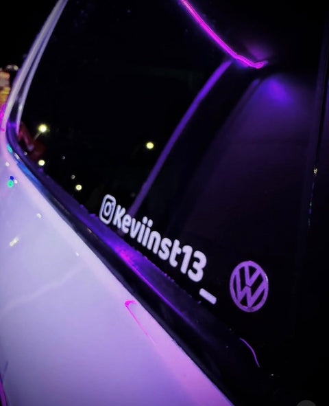 Sticker blanc personnalisé @keviinst13_ sur vitre Volkswagen ambiance néon violet